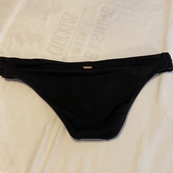 DEAL DEAL …Women’s bathing suit 👙 plus 1 top with 4 bottoms and a cover up. - Picture 8 of 11